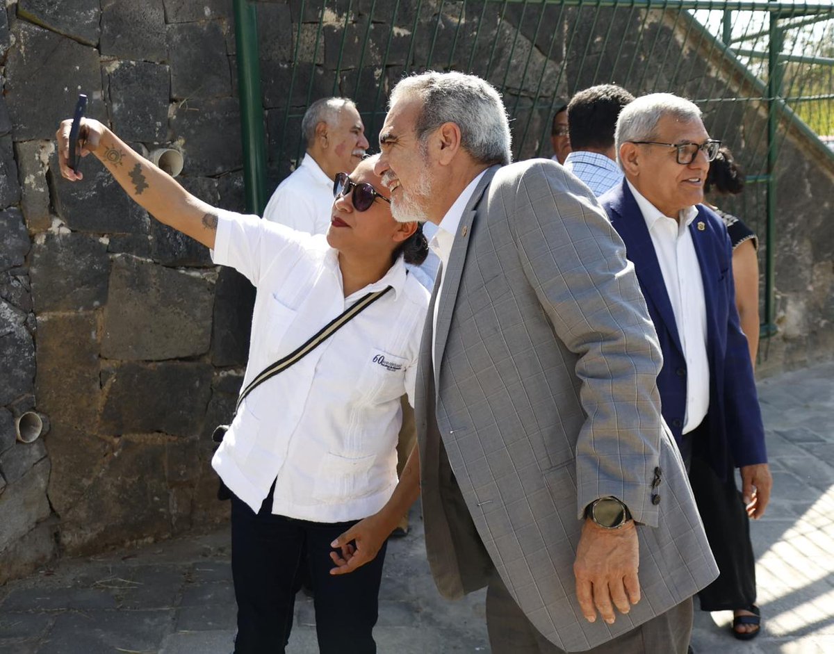 UVeracruzanaMx's tweet image. Durante la inauguración del acceso, cubiertas, rampas, fachadas de edificio y el sistema de captación de aguas pluviales, el  rector Martín Aguilar Sánchez celebró la conclusión de este proceso que suma al fortalecimiento de la ciencia y tecnología.💡
#UV_InspiraElCambio  (2/2)