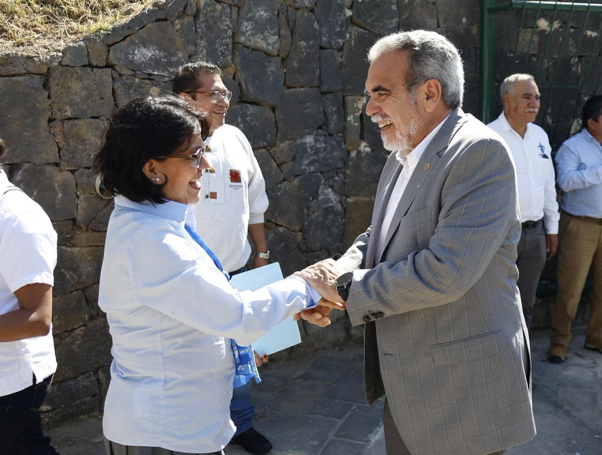 UVeracruzanaMx's tweet image. Durante la inauguración del acceso, cubiertas, rampas, fachadas de edificio y el sistema de captación de aguas pluviales, el  rector Martín Aguilar Sánchez celebró la conclusión de este proceso que suma al fortalecimiento de la ciencia y tecnología.💡
#UV_InspiraElCambio  (2/2)