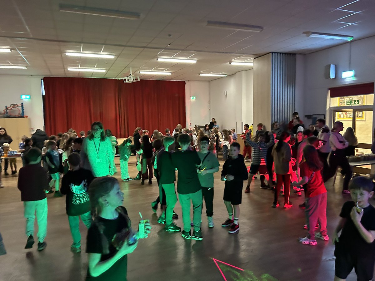 And disco number two! The tuck shop is very busy 🍬🍭
