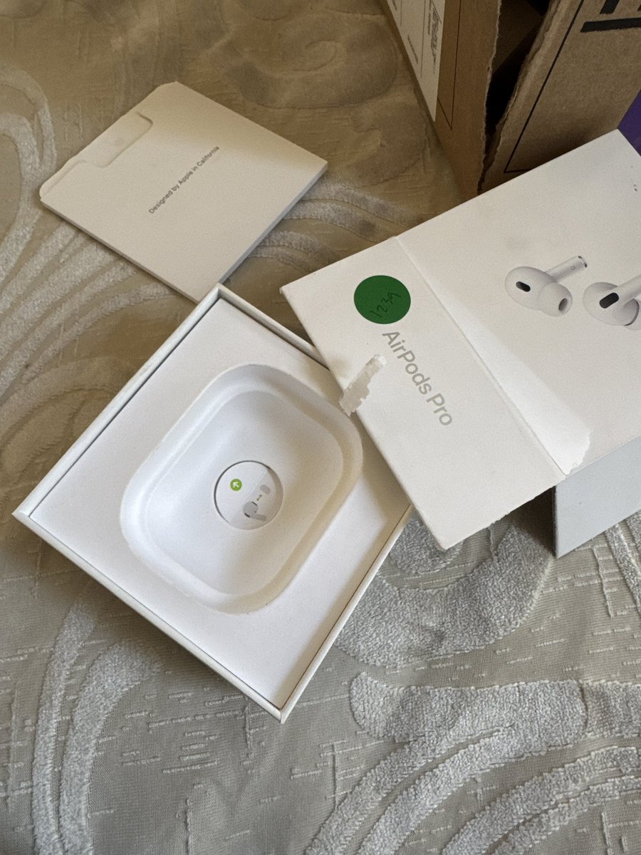 to whoever tampered with my package and stole my AirPods: I hope you rot in hell 🤬🤬🤬