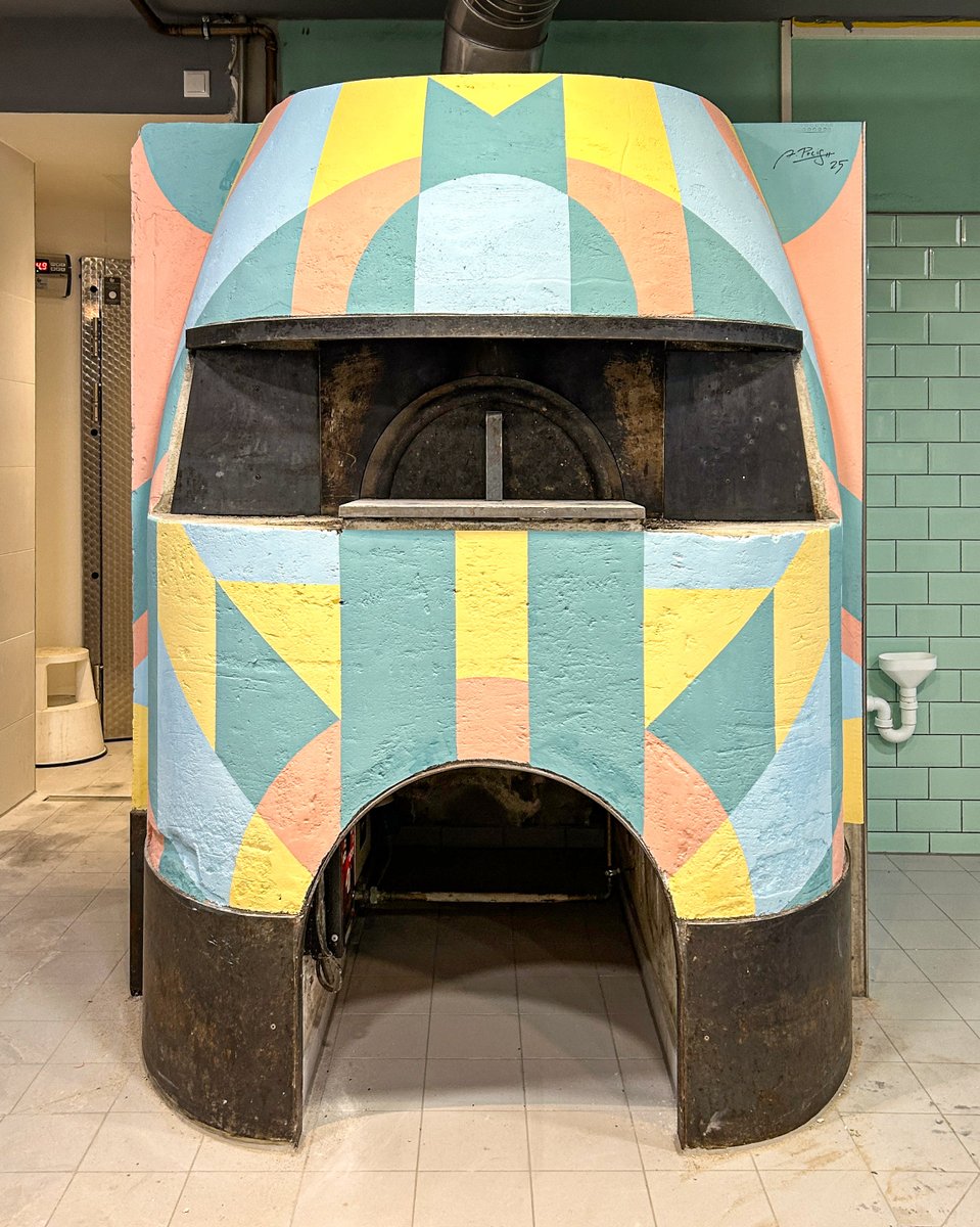 andreaspreis's tweet image. I painted a lot of stuff over the years, but this one was something different: My first pizza oven! It was a bit of a challenge since I had to work with silicate paint for once, but it still turned out to be a lot of fun! Find it at ÜberQuell in Hamburg.