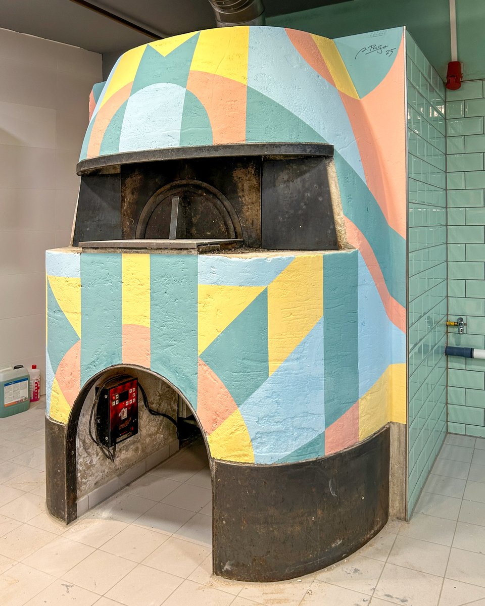 andreaspreis's tweet image. I painted a lot of stuff over the years, but this one was something different: My first pizza oven! It was a bit of a challenge since I had to work with silicate paint for once, but it still turned out to be a lot of fun! Find it at ÜberQuell in Hamburg.