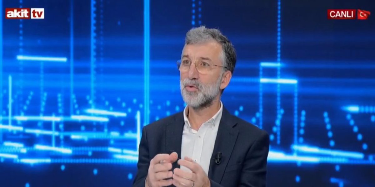 Akit yazarı ve TV yorumcusu olarak tanınan Kenan Alpay'ın 2013 yılından bu yana Üsküdar Belediyesi'nden maaş aldığı ortaya çıktı.

Sinem Dedetaş yönetimi Alpay'ı görevden uzaklaştırıp memuriyetten ihracı için disiplin soruşturması açtı.