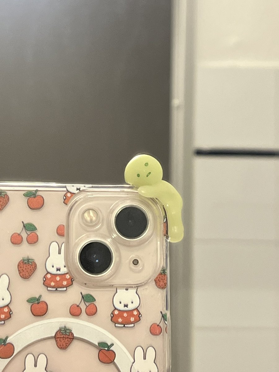 camimi1601's tweet image. jespere que vous êtes tous jaloux du bébé smiski sur mon téléphone #ewi