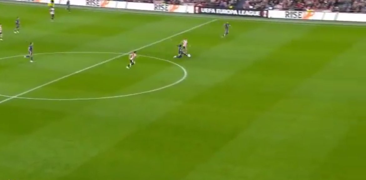 capuanogio's tweet image. L’espulsione di #Hummels è francamente esagerata e condiziona partita, qualificazione e ranking Uefa di Italia e Spagna.

Troppo per non valutare al Var la posizione dei protagonisti in campo.

#AthleticBilbaoRoma