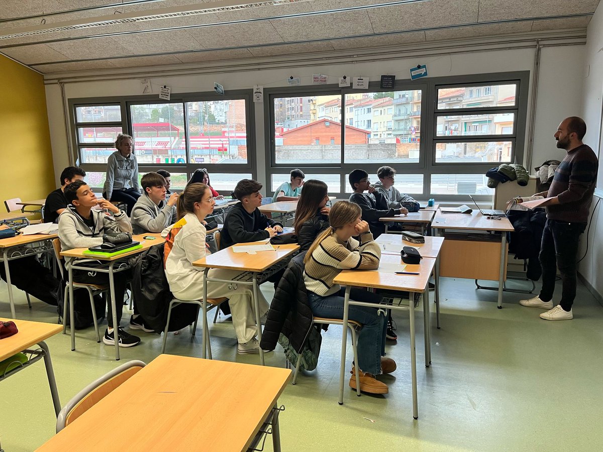 Aquesta setmana ens ha visitat en <a href="/MarcCanturri/">Marc Canturri</a> , responsable de la revista <a href="/AquiBergueda/">Aquí Berguedà</a> . Ens ha explicat com s’organitzen per tal d’elaborar la revista i ens ha donat consells per encarar el projecte ‘Revista digital’ que farem al llarg del tercer trimestre amb alumnat de 3r!