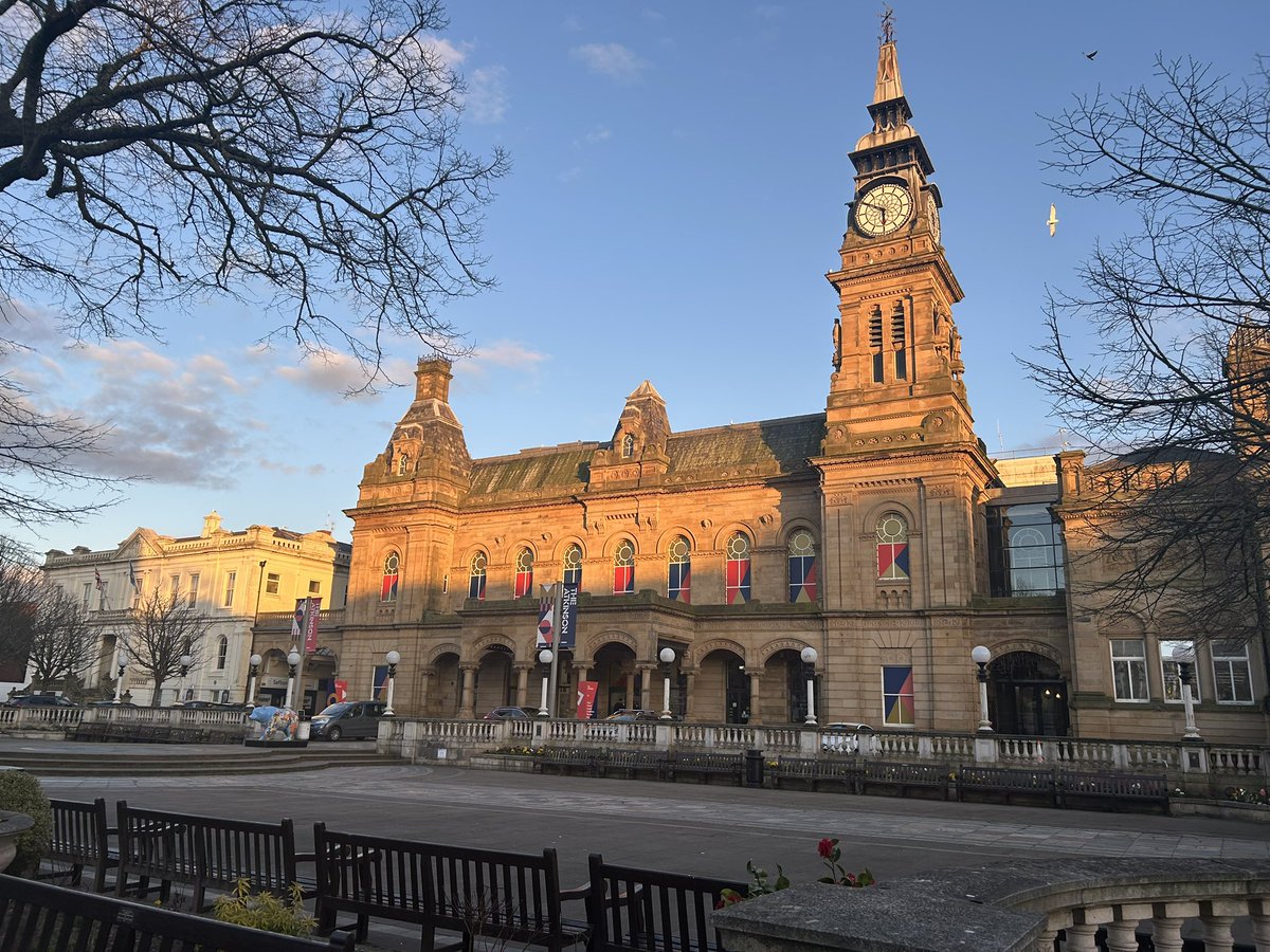 Having a blast on the ‘Rita, Sue and Bob Too’ tour 🚘 
Some show that’s been put together and incredibly happy to be a part of it. 

Loving this venue in Southport as well 🫶🏼