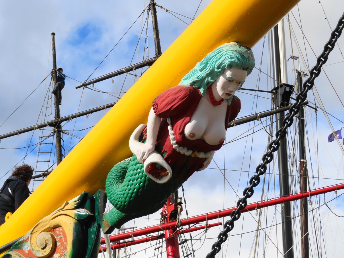 Het voormalige opleidingsschip #Pollux is na een opknapbeurt in Zwartsluis weer terug in #Amsterdam 😀