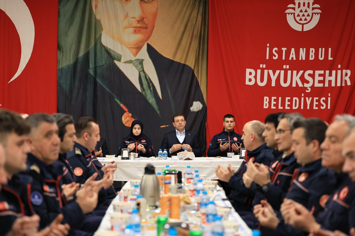 Bu akşam iftarımızı İstanbul İtfaiyemizin erleriyle yaptık. Allah ülkemizi kazadan beladan korusun, itfaiye erlerimizin ayağına taş değmesin. Tutulan tüm oruçlar kabul olsun.