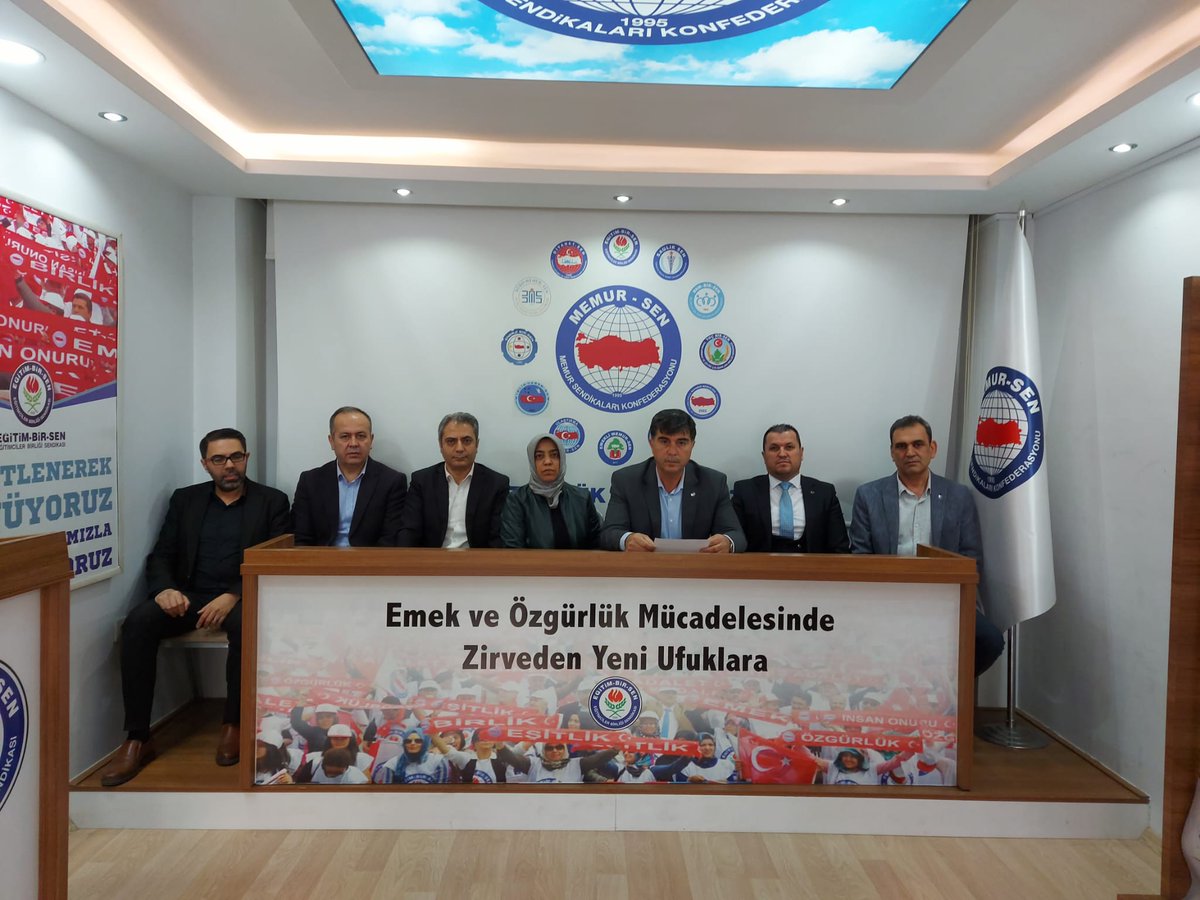 Memur- Sen olarak 81 ilde başlattığımız“‘Anayasa değişsin, Aile korunsun”  İmza Kampanyasıyla ilgili bugün basın açıklaması yaptık. Memur-Sen İl Temsilcimiz Sayın Ahmet Yasav'ın sözcülüğünde , Memur-Sen Konfederasyonuna bağlı sendika temsilcilerimiz ve Kadınlar Komisyonu