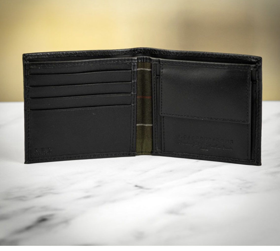 swanseadave's tweet photo. @airindia It looks like this. My visiting cards are in the wallet. https://t.co/GKsAkhuXj6