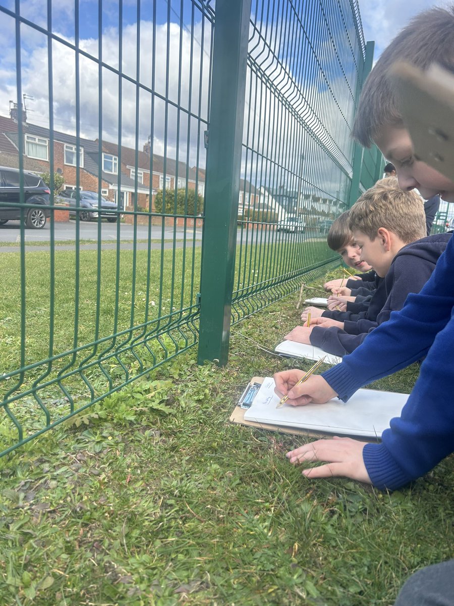 Y5Redgate's tweet image. We are enjoying becoming architects in our Art lessons and have been studying homes and businesses in our local area. #RCPArt 🏠👌🏻