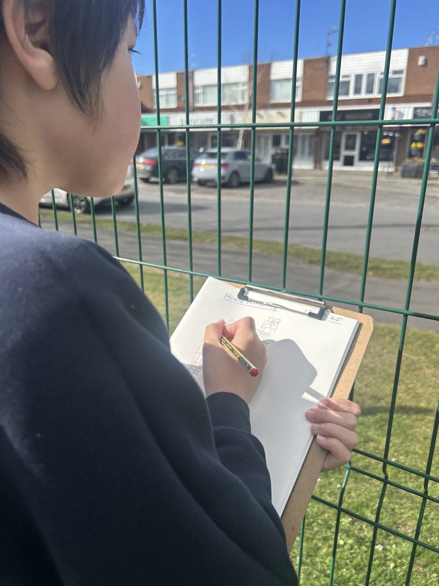 Y5Redgate's tweet image. We are enjoying becoming architects in our Art lessons and have been studying homes and businesses in our local area. #RCPArt 🏠👌🏻