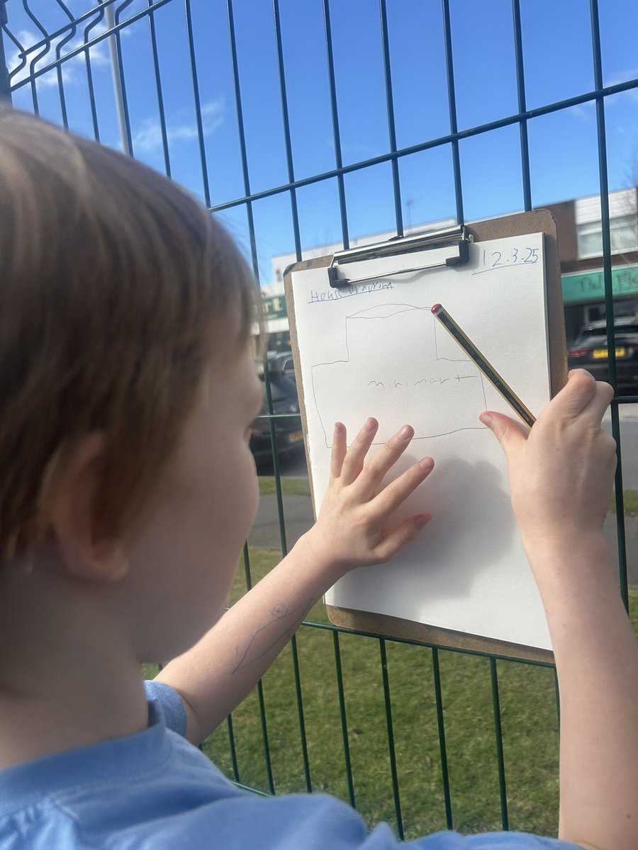 Y5Redgate's tweet image. We are enjoying becoming architects in our Art lessons and have been studying homes and businesses in our local area. #RCPArt 🏠👌🏻