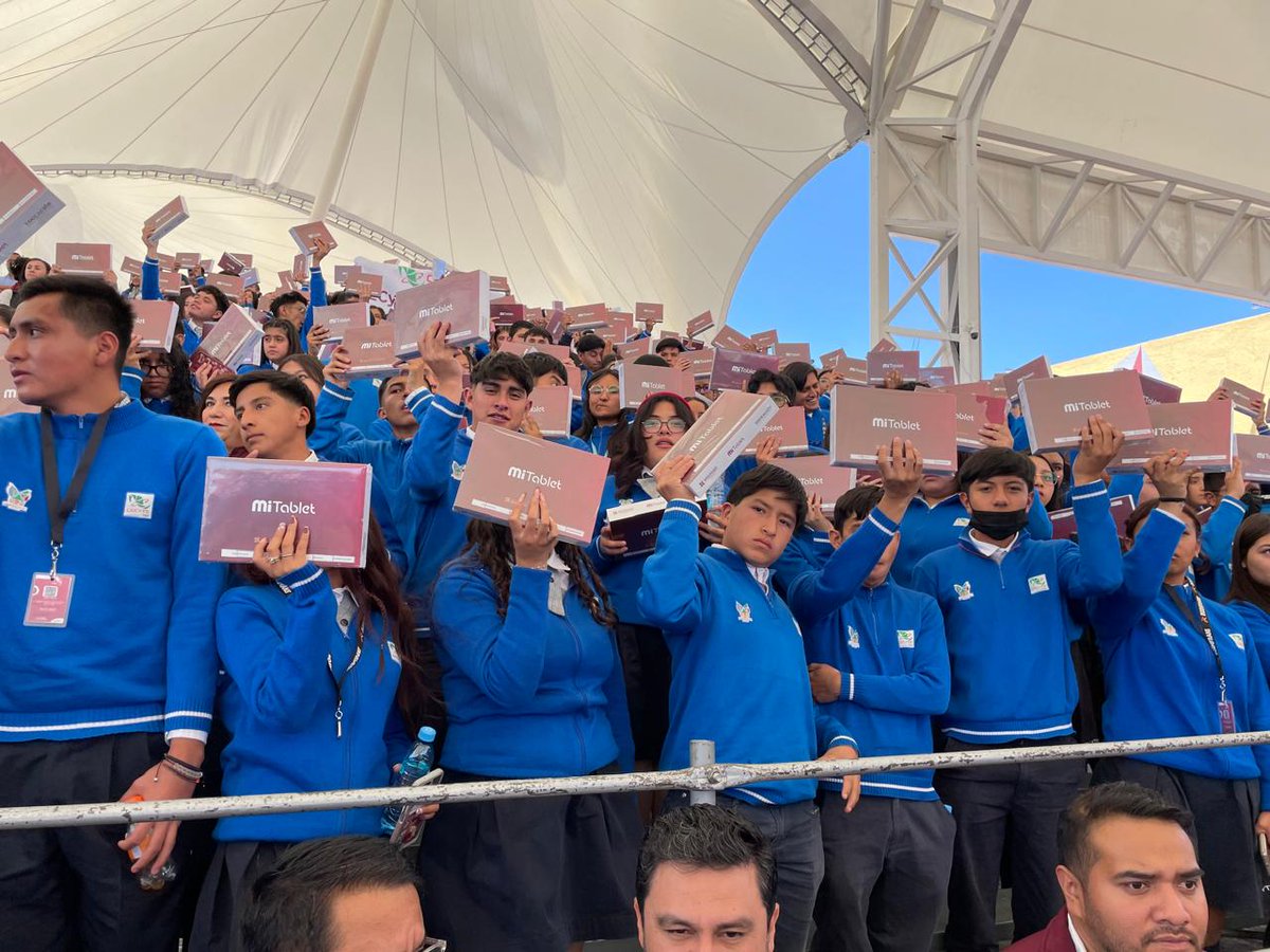 esperiodismomx's tweet image. El gobernador de Hidalgo, @juliomenchaca encabeza la entrega de dispositivos móviles para la transformación educativa y anuncia el proyecto de Conectividad en Centros Educativos. #Hidalgo #EducaciónConectada
