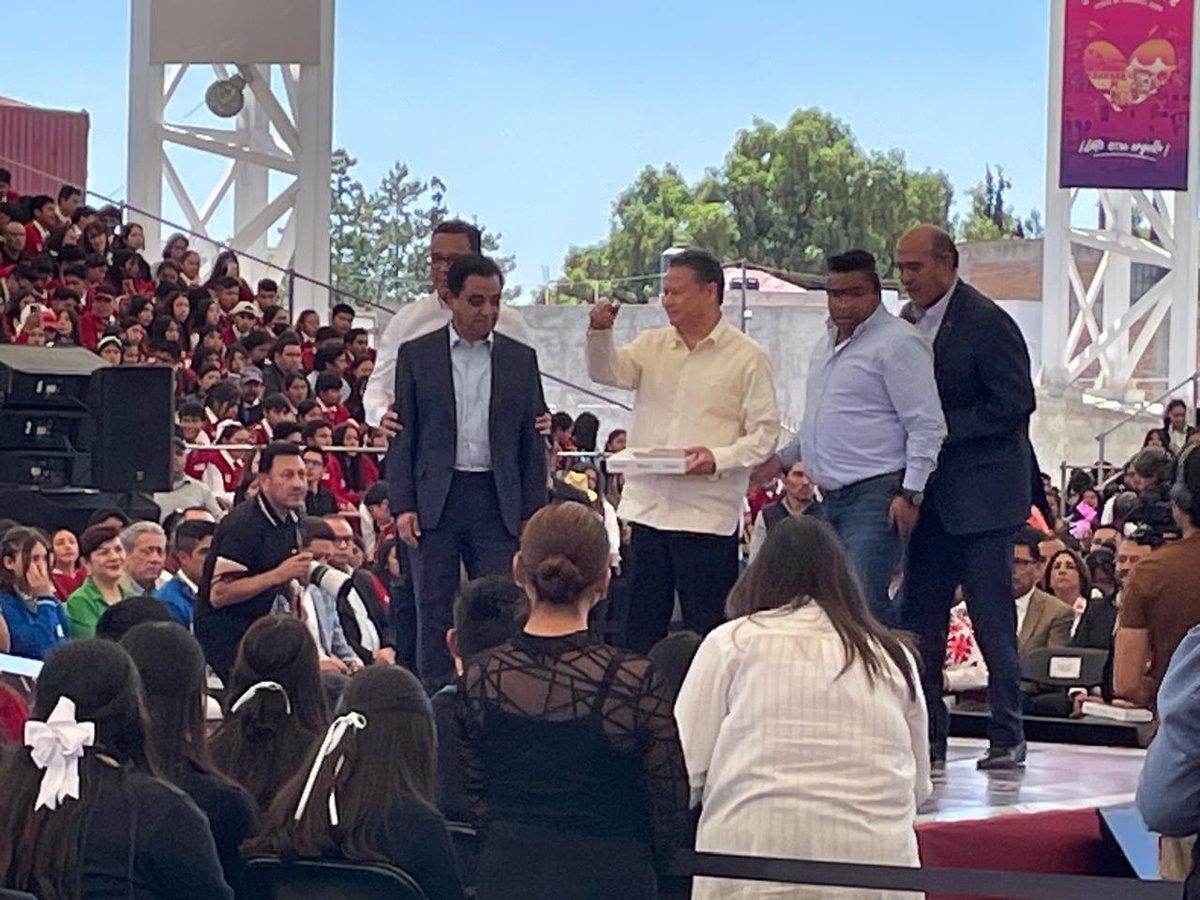 esperiodismomx's tweet image. El gobernador de Hidalgo, @juliomenchaca encabeza la entrega de dispositivos móviles para la transformación educativa y anuncia el proyecto de Conectividad en Centros Educativos. #Hidalgo #EducaciónConectada