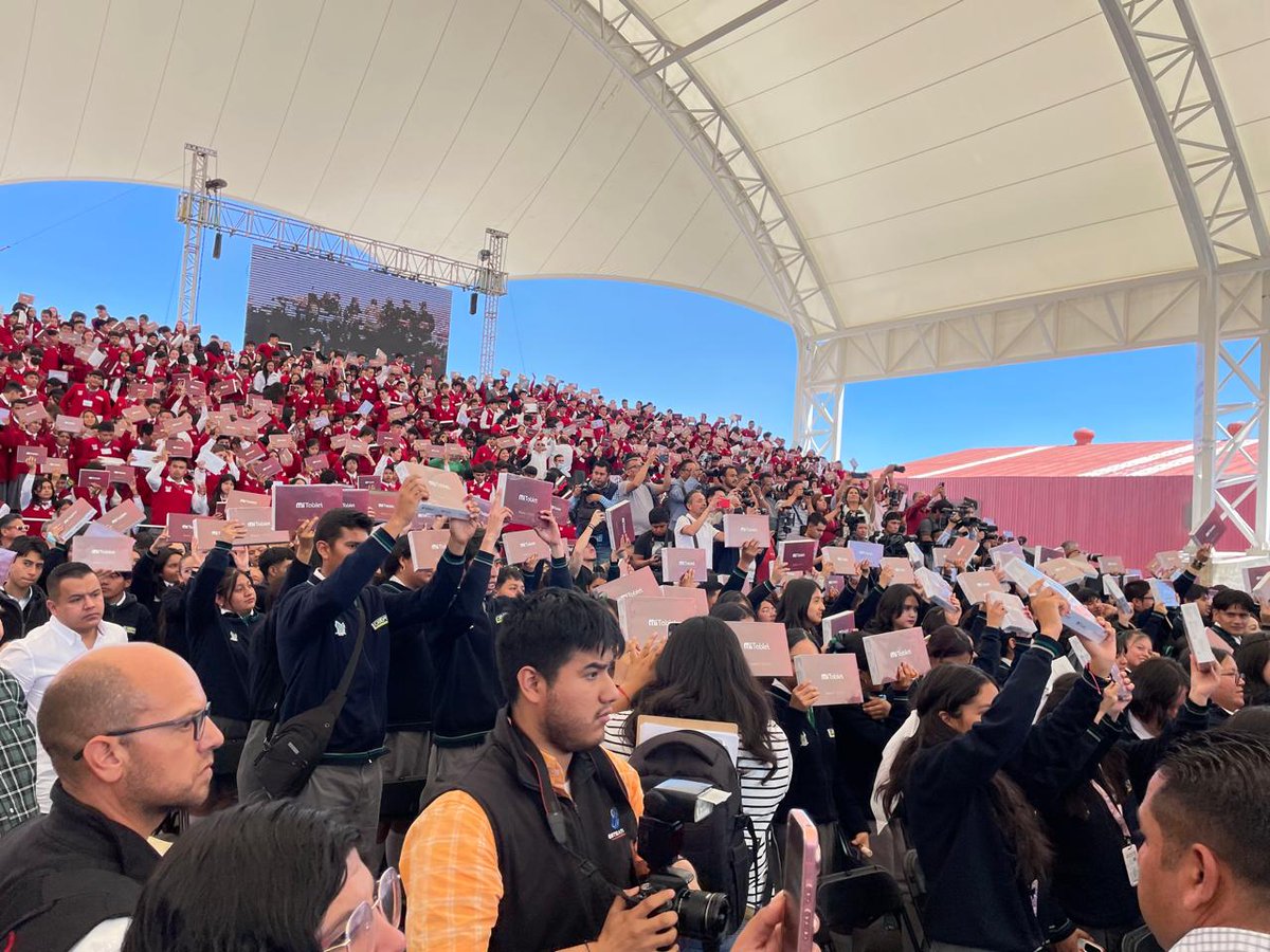 esperiodismomx's tweet image. El gobernador de Hidalgo, @juliomenchaca encabeza la entrega de dispositivos móviles para la transformación educativa y anuncia el proyecto de Conectividad en Centros Educativos. #Hidalgo #EducaciónConectada