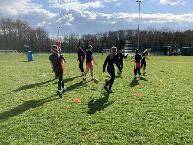 HpsHove's tweet photo. Girls from Year 7 and 8 took part in a Try Tag rugby taster session today. They developed passing and running skills and ended with a very competitive game of tag! https://t.co/glHzYFJ2jj