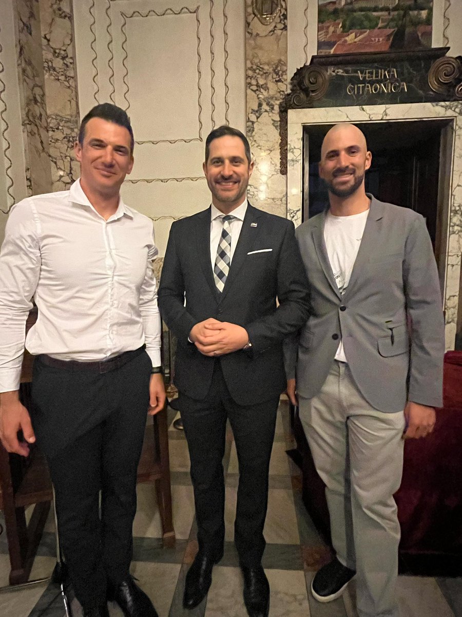 Bilo mi je zadovoljstvo u ime predsjednika <a href="/VladaRH/">Vlada Republike Hrvatske</a> <a href="/AndrejPlenkovic/">Andrej Plenković</a> prisustvovati  promociji knjige ‘Zlatni zaveslaji braće Sinković’, koja je priča o nevjerojatnoj posvećenosti, upornosti i timskom duhu koji su <a href="/SinkovicBros/">Sinkovic Brothers</a> doveli do četiri olimpijske i brojnih drugih medalja.