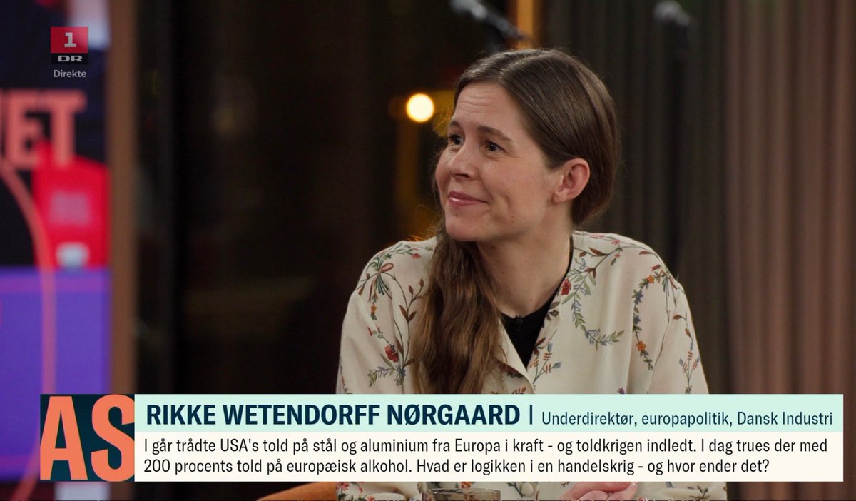 Rikke Wetendorff Nørgaard (@rikkewn) on Twitter photo Hvordan ser en handelskrig ud inde fra maskinrummet? Hvorfor har EU-Kommissionen valgt at lægge told på lige netop hattehylder og benløse ænder? Og hvordan hjælper vi i <a href="/DanskIndustri/">DI - Dansk Industri</a> #dkbiz med at navigere igennem det hele? Det fortalte jeg om her til aften i Aftenshowet. Hvordan ser en handelskrig ud inde fra maskinrummet? Hvorfor har EU-Kommissionen valgt at lægge told på lige netop hattehylder og benløse ænder? Og hvordan hjælper vi i <a href="/DanskIndustri/">DI - Dansk Industri</a> #dkbiz med at navigere igennem det hele? Det fortalte jeg om her til aften i Aftenshowet.