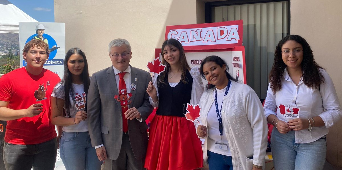 prieto_cedric's tweet photo. #Francophonie | Sigue la fiesta en Honduras 🇭🇳 : los estudiantes de la #UJCV en presencia del Sr. Rector @RaudalesJulio, hicieron una demostración brillante que francofonia es sinónimo de =diversidad=, cultural y lingüística.

¡Seremein 🙏🏻 a los músicos garifuna!
Merci🙏🏻 à tous! https://t.co/1BVKhIgTNM