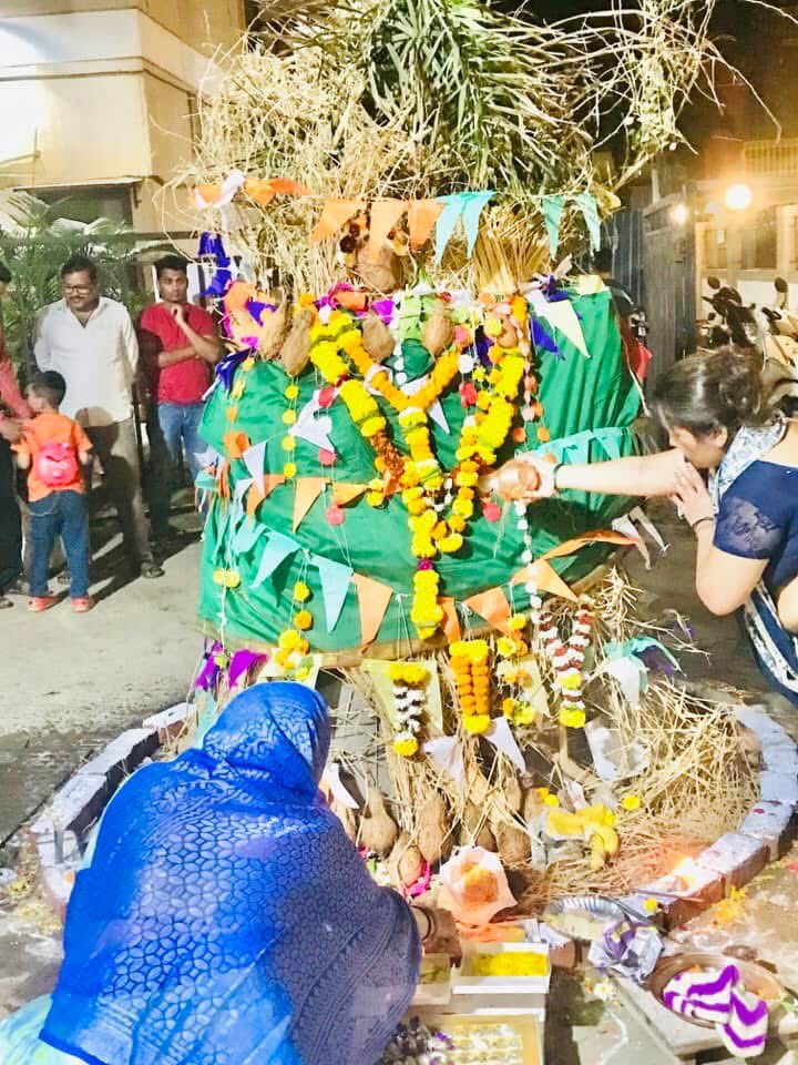 reetasinghbjp1's tweet photo. आज होलिका दहन के अवसर पर विधि विधान से पूजा-अर्चना की।
होलिका की अग्नि में ईर्षा, द्वेष एवं बुराई का नाश हो और सभी के जीवन में स्नेह, सुख एवं समृद्धि का वास हो यही कामना है।
इस अवसर पर उपस्थित सभी साथियों को होली की शुभकामनाएँ दीं।
#hoil https://t.co/nkPXSi11fp