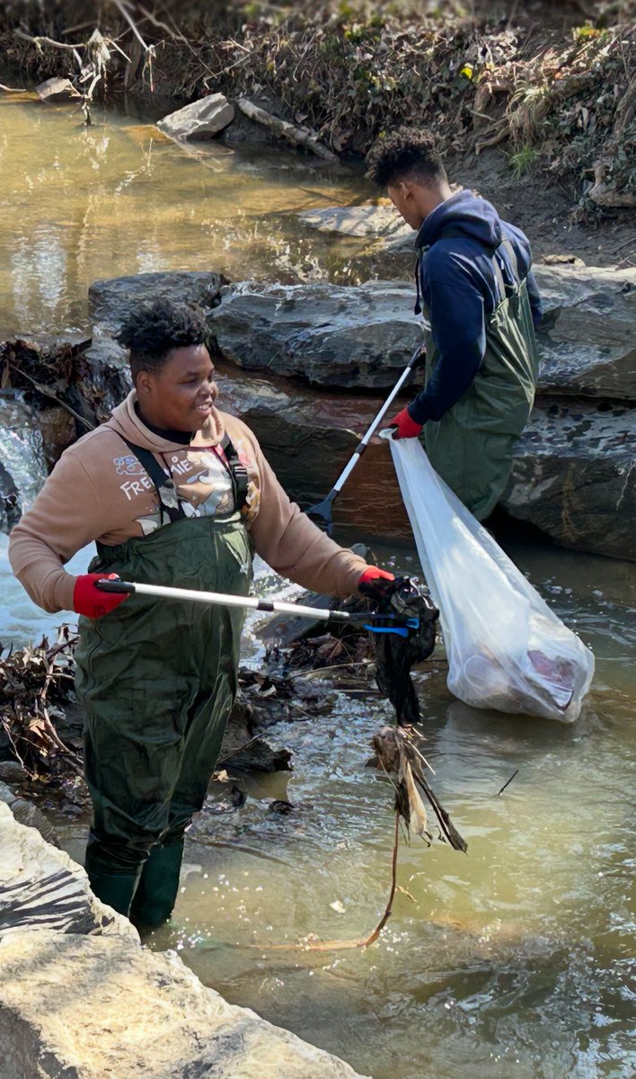 DCDPR's tweet image. 🌿 Shoutout to the 60 amazing 9th graders from KIPP DC College Prep who spent their Day of Service giving back at Lederer Gardens and Marvin Gaye Trails &amp;amp; Streams! 💪 Thank you for helping keep our community green and beautiful! 🌳💚 #KIPPDC #YouthInAction #DCValues
