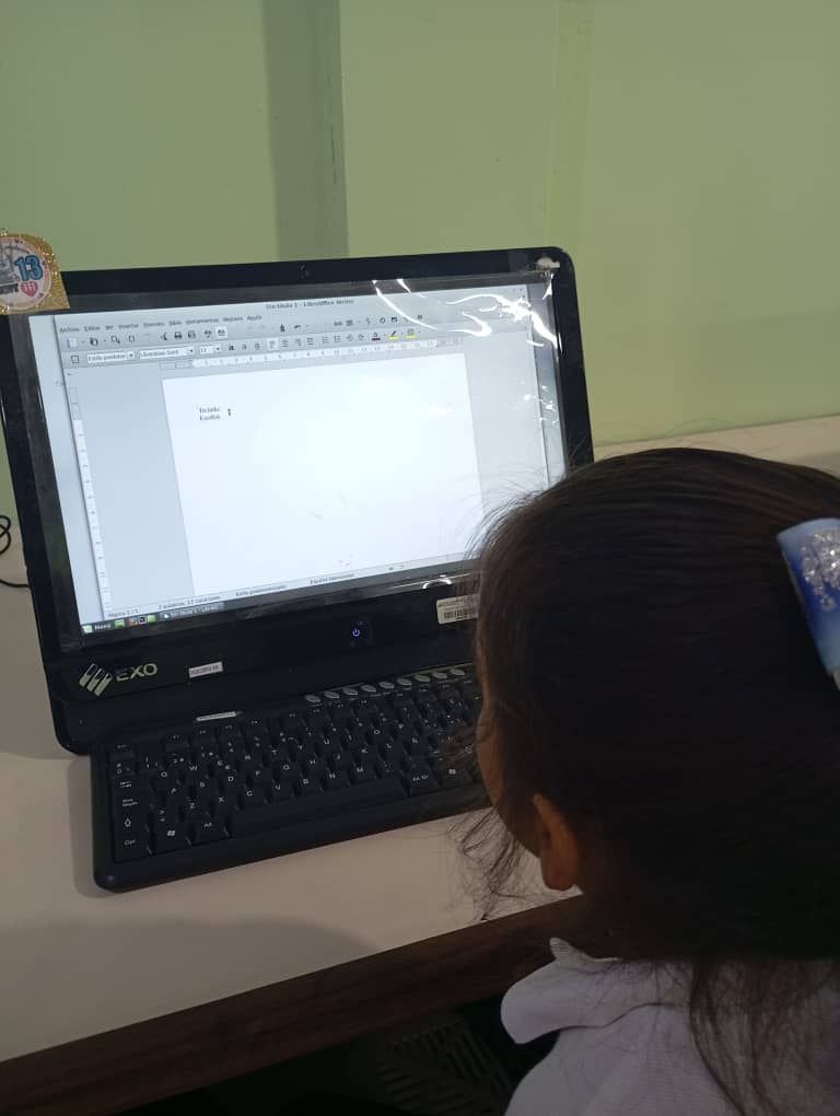 #13Mar | Estudiantes de 2do grado realizando actividades escolares en procesador de texto LibreOffice con ayuda de su tutor CBIT de la UEC Fe y Alegría la Consolación del Municipio Caroní, en el uso de palabras Claves para el fortalecimiento de su destreza en la lecto-escritura.