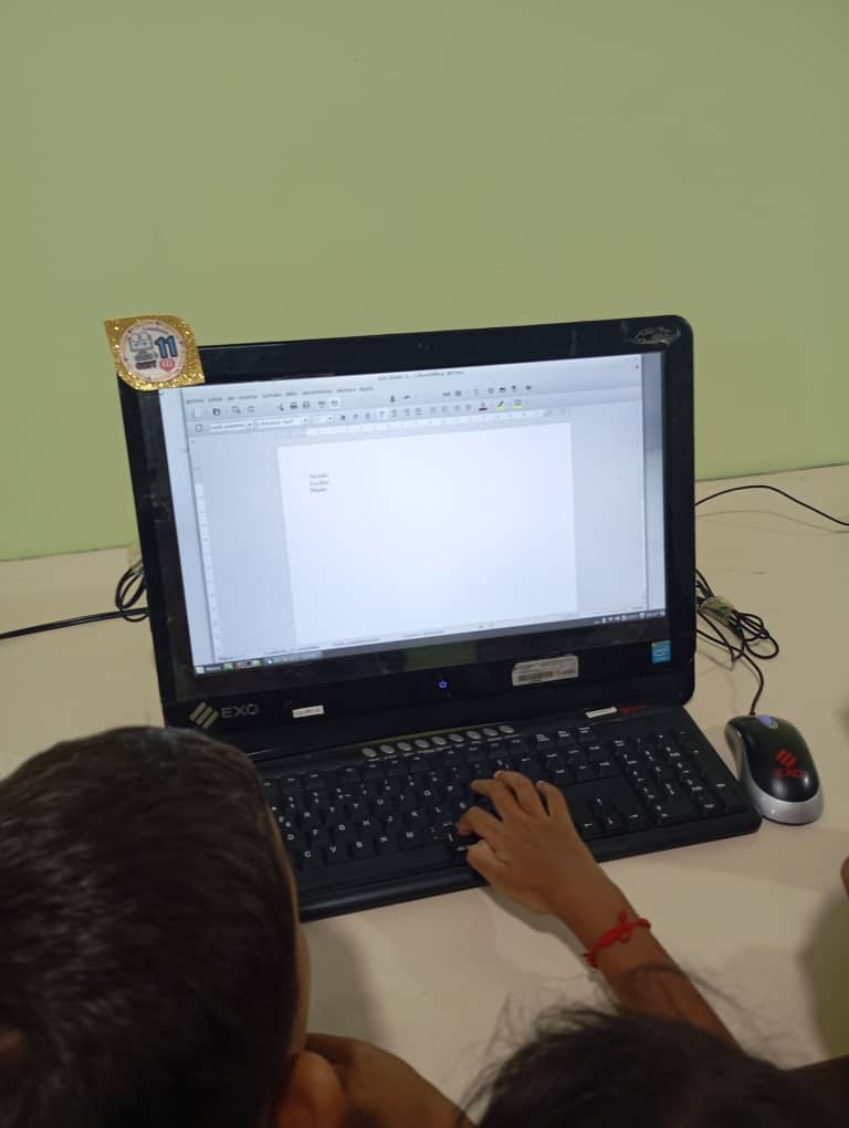 FundabitB's tweet photo. #13Mar | Estudiantes de 2do grado realizando actividades escolares en procesador de texto LibreOffice con ayuda de su tutor CBIT de la UEC Fe y Alegría la Consolación del Municipio Caroní, en el uso de palabras Claves para el fortalecimiento de su destreza en la lecto-escritura. https://t.co/KvZEKLVjgK