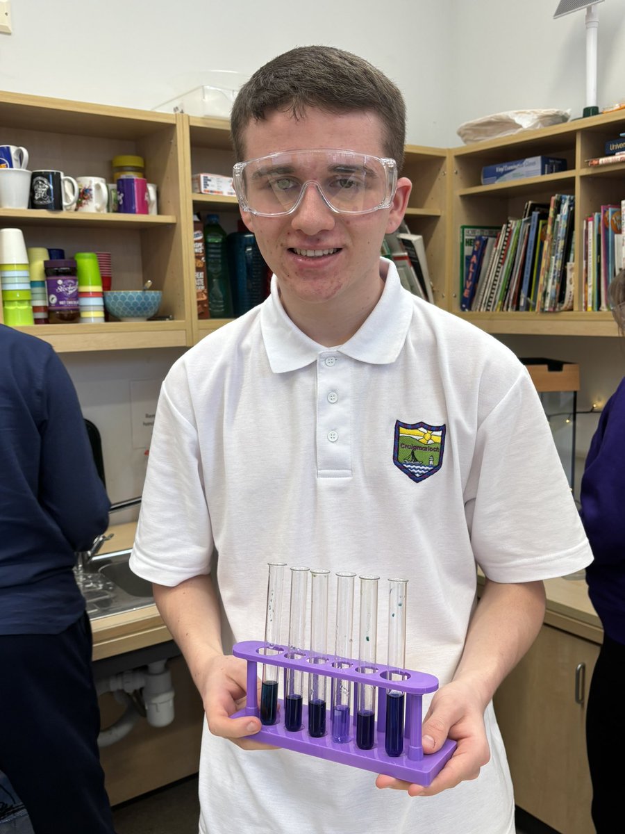 Craigy_Science's tweet photo. Opt D have been showing their impressive dilution skills to make a pH rainbow 🌈

@CraigmarlochINV https://t.co/dcNPVFDPuf