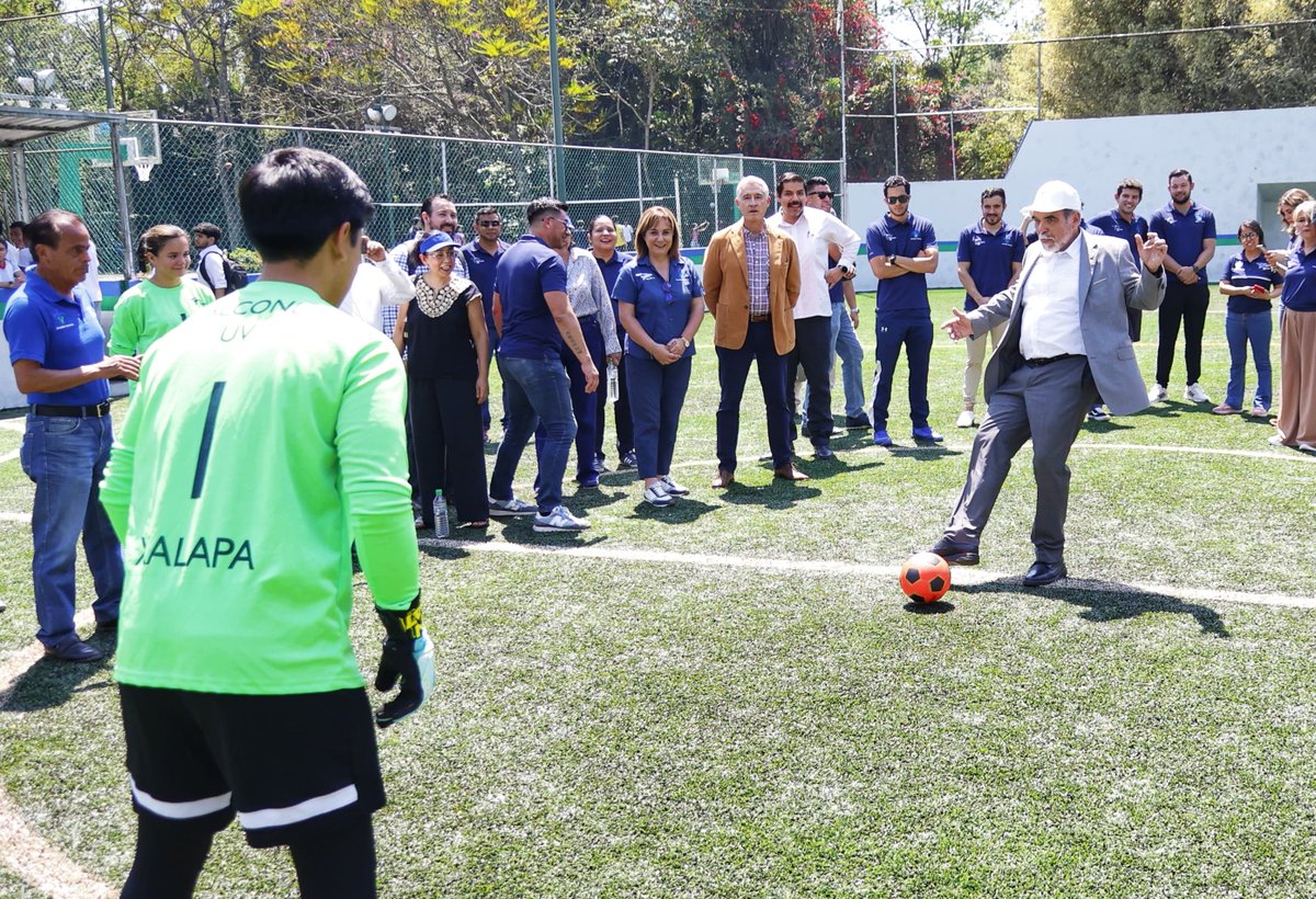UVeracruzanaMx's tweet image. Durante la inauguración de estos espacios en el Campus para la CAD, el rector Martín Aguilar Sánchez, destacó la importancia de promover la cultura del deporte, impulsando valores como la disciplina, la perseverancia y el trabajo en equipo. 
#UV_InspiraElCambio  (2/2)