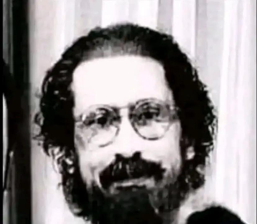 الولا اللي ف دفعتك اللي دايمًا تشوفه في المستشفى
وبينزل 4 دروبات في نفس اليوم
وبيفطر على مائدة رحمن وبيتسحر سحور المستشفى
ولابس نفس السكرب من سنة تالتة مغيرهوش تحته البلوفر الهاي كول اللي ريحته عنبر وعرق وسجاير بين
وميعرفش حاجة عن الطب بس يعرف اي ورقة فالمستشفى تخلص منين