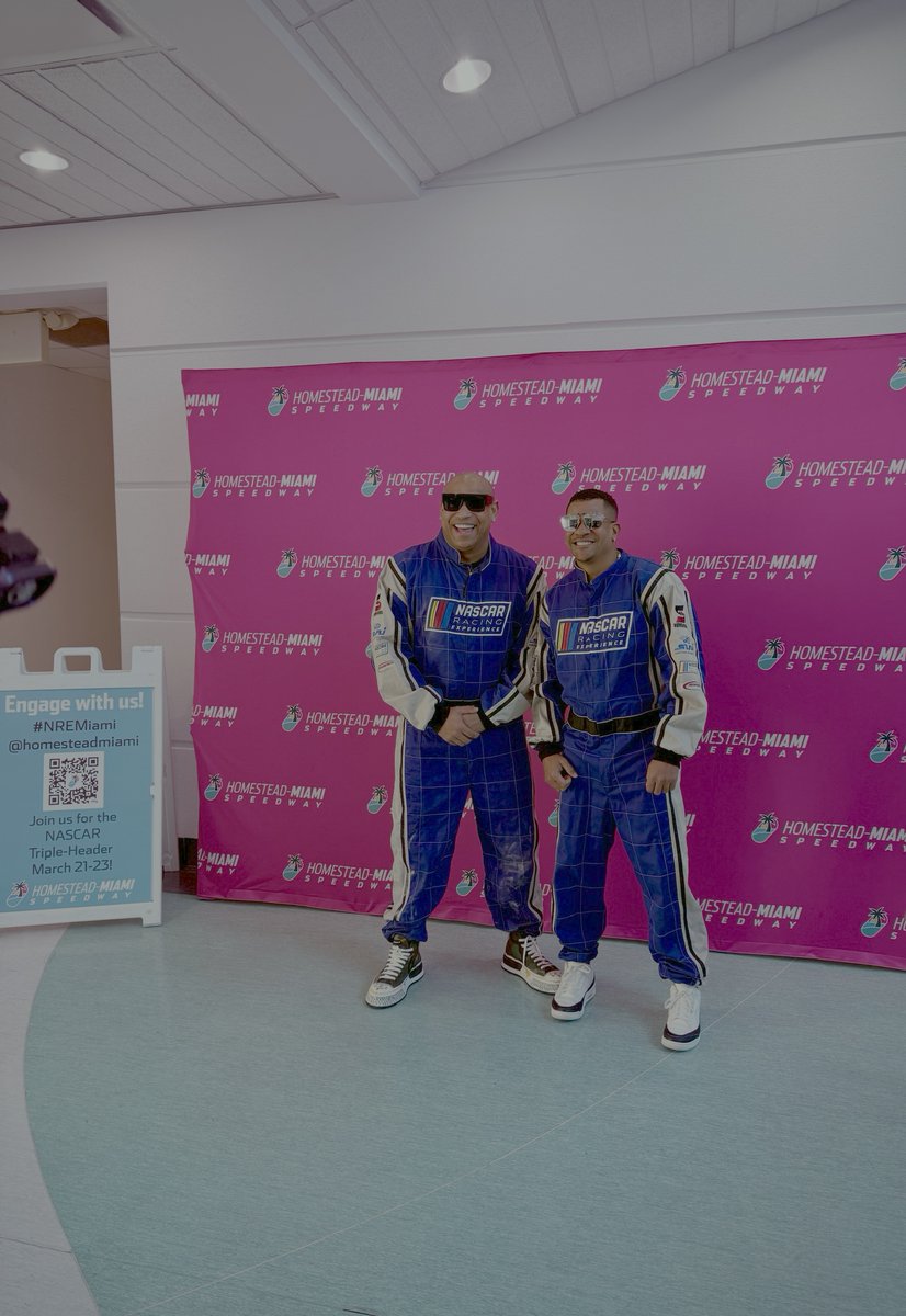 Hoy nos levantamos felices y viviendo esta nueva experiencia 😎🔥💨 @homesteadmiami @nascar 

Pura velocidad 🔥 

#GenteDeZona #NascarExperience #Nascar #HomesteadSpeedWay
