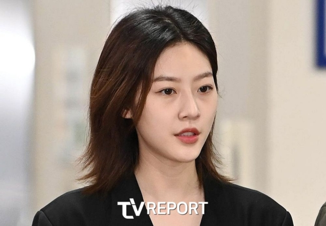 43 ribu orang sudah menandatangani petisi untuk membuat UU baru melawan Cyber Lekka (Youtuber entertainment).

Sesuai UU di Korea, jika petisi mencapai 50 ribu tandatangan, maka anggota DPR akan membahas isu ini di sidang parlemen. 

Pembuat petisi menyatakan bahwa sang aktris