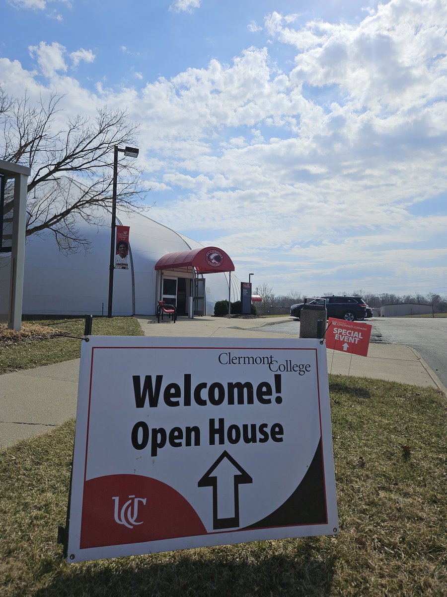 It's a beautiful day to tour campus! Join us at Open House from 4:30-6:30 pm! ucclermont.edu/openhouse