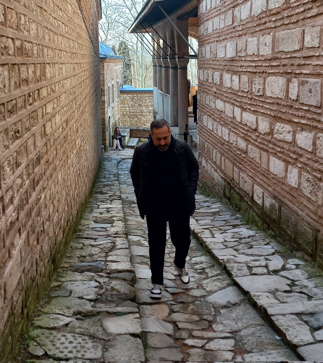 Sofranda bal varsa Bağdattan atlı gelir,
Tezgâhın sağlam ise ipekler katlı gelir,
Ateş düştüğü yeri yakar demişler,
Ölü senin değilse helvası tatlı gelir.

"Hayırlı cumalar dilerim."