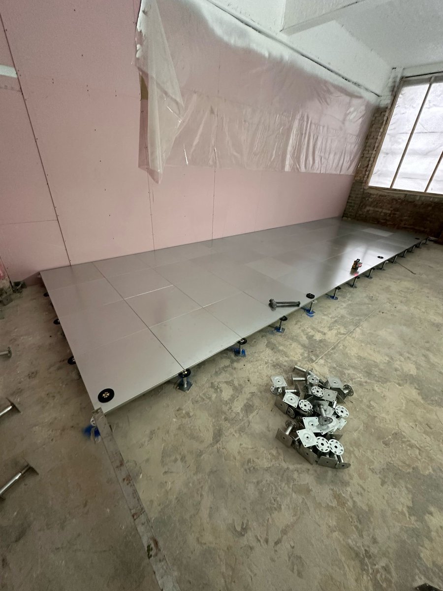 siteform_f's tweet image. The sample areas are finaly going in on our 30,000m2 raised access project in Manchester for Domis