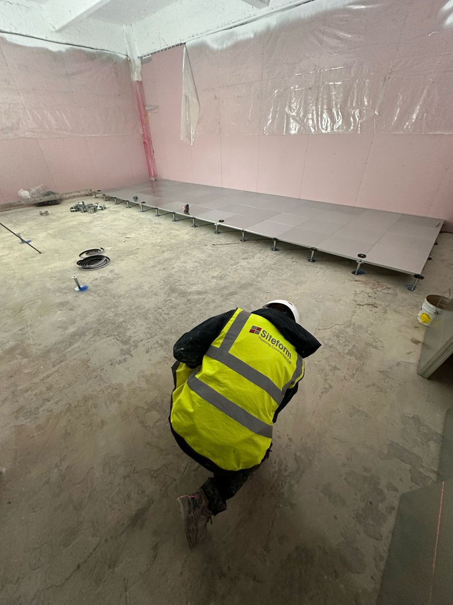 siteform_f's tweet image. The sample areas are finaly going in on our 30,000m2 raised access project in Manchester for Domis