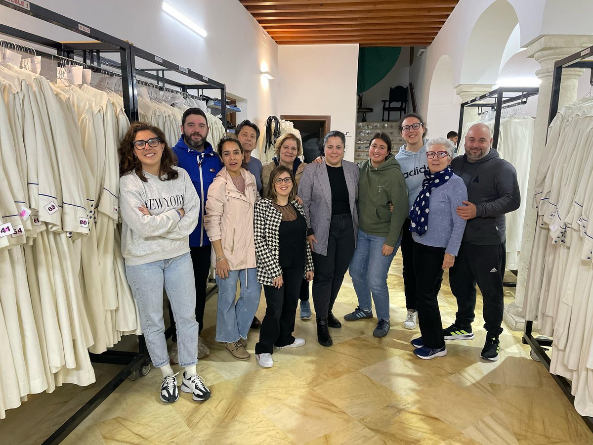 A la espera de un nuevo reparto de túnicas este es el equipo que lleva semanas trabajando para recibiros con los brazos abiertos 🤗

Agradecidos a todos por su dedicación y con ganas de volver a veros un año más en la Casa de Hermandad 

¡Os esperamos!
 
#elPrendimiento