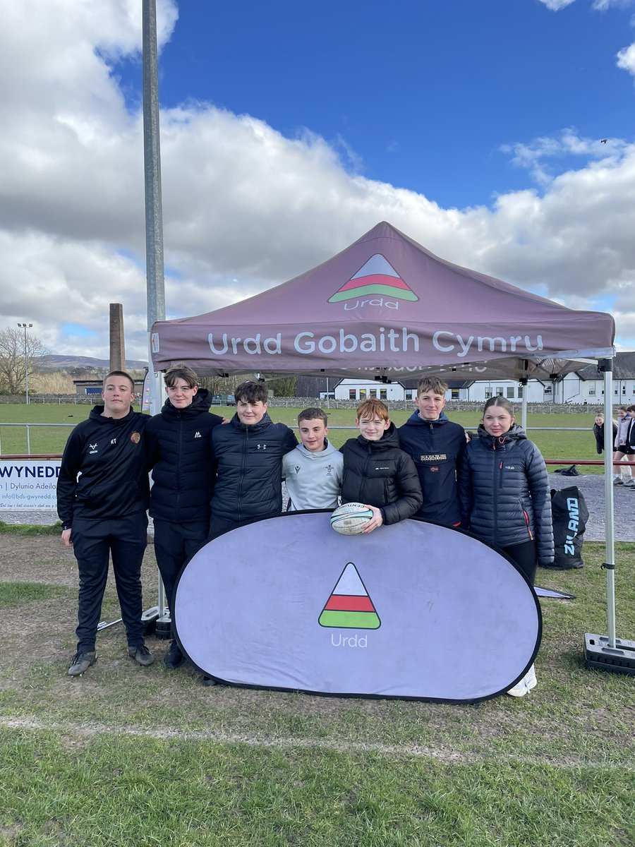 Urdd Eryri (@urdderyri) on Twitter photo Canlyniadau Cystadleuaeth Rygbi Agored Eryri 🏆🏉
🥇Ysgol Llanllechid
🥈Ysgol Bontnewydd
Diwrnod gwych o rygbi a Ffeinal arbennig i orffen y dydd👏
Diolch i’r dyfarnwyr o <a href="/chwaraeonCMD/">Chwaraeon CMD Sport</a> a <a href="/SyrHughOwen/">Ysgol Syr Hugh Owen</a> 🏉
Diolch i <a href="/rygbicaernarfon/">ClwbRygbiCaernarfon</a> am ddefnydd y caeau a’r clwb! Canlyniadau Cystadleuaeth Rygbi Agored Eryri 🏆🏉
🥇Ysgol Llanllechid
🥈Ysgol Bontnewydd
Diwrnod gwych o rygbi a Ffeinal arbennig i orffen y dydd👏
Diolch i’r dyfarnwyr o <a href="/chwaraeonCMD/">Chwaraeon CMD Sport</a> a <a href="/SyrHughOwen/">Ysgol Syr Hugh Owen</a> 🏉
Diolch i <a href="/rygbicaernarfon/">ClwbRygbiCaernarfon</a> am ddefnydd y caeau a’r clwb!