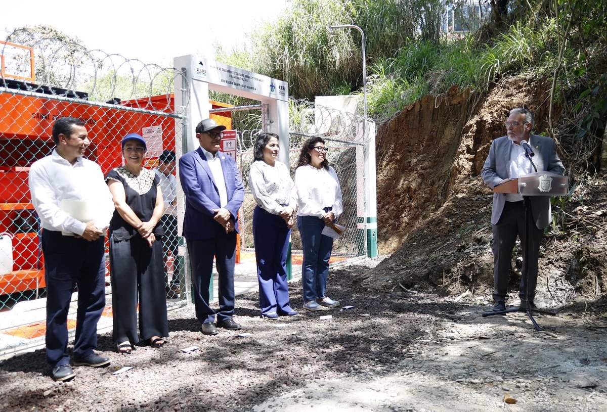 Autoridades universitarias, con la participación del rector Martín Aguilar Sánchez, inauguraron en la USBI Xalapa la planta de tratamiento de aguas negras y residuales a base de zeolitas. (1/3)