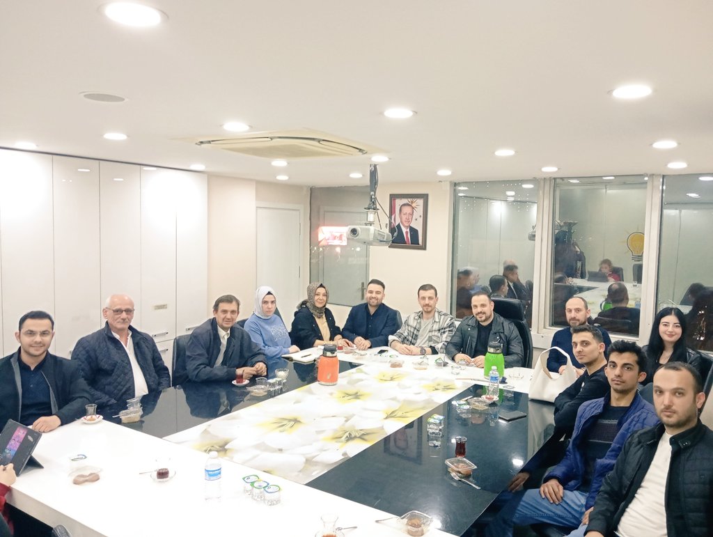 Merkez Mahallesi haftalık olağan toplantımızı Mahalle Başkanımız Tolga İştipli nin riyasetinde  İlçe Yönetim kurulu üyelerimiz Figen Yoğurtçu  Semih Dinçer  ve Gençlik Kolları başkanımız Mustafa Eren Tilki  Başkanlarmızın   katılımları ile gerçekleştirdik hayırlara vesile olsun