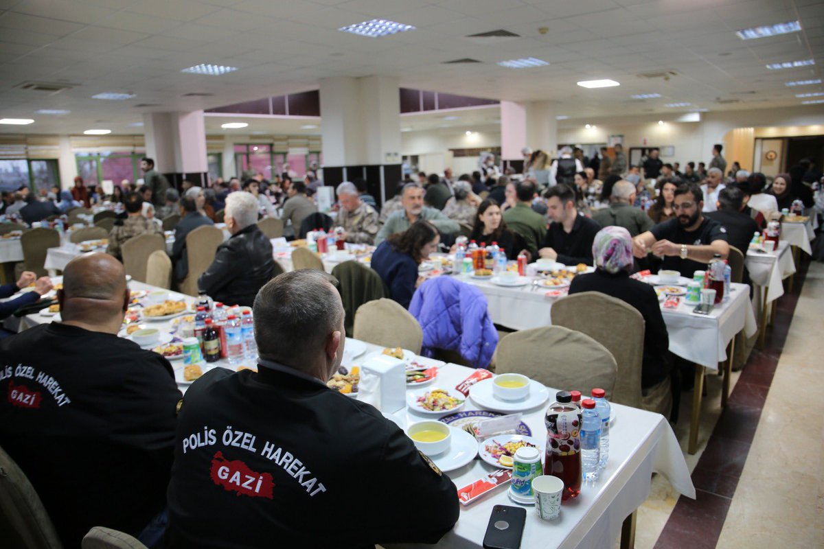 Özel Harekat Başkanlığı (@ozelharekatbsk) on Twitter photo Şehitlerimizin şahidi Kahraman Gazilerimizle iftarda bir araya geldik. Rabbim Gazilerimizden ve onların değerli ailelerinden razı olsun. Yaşasın Devlet, var olsun Özel Harekat!🇹🇷 <a href="/Suleymankrdnz_/">Süleyman Karadeniz</a> Şehitlerimizin şahidi Kahraman Gazilerimizle iftarda bir araya geldik. Rabbim Gazilerimizden ve onların değerli ailelerinden razı olsun. Yaşasın Devlet, var olsun Özel Harekat!🇹🇷 <a href="/Suleymankrdnz_/">Süleyman Karadeniz</a>