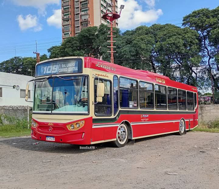 BondisATR's tweet photo. Y al fin vió la luz el nuevo interno 8 de la #Linea109.
Hermosisimo estr #MB OH 1721 L SB #Ugarte Europeo V proveniente de la vieja #Linea283 https://t.co/WAhE25tSze