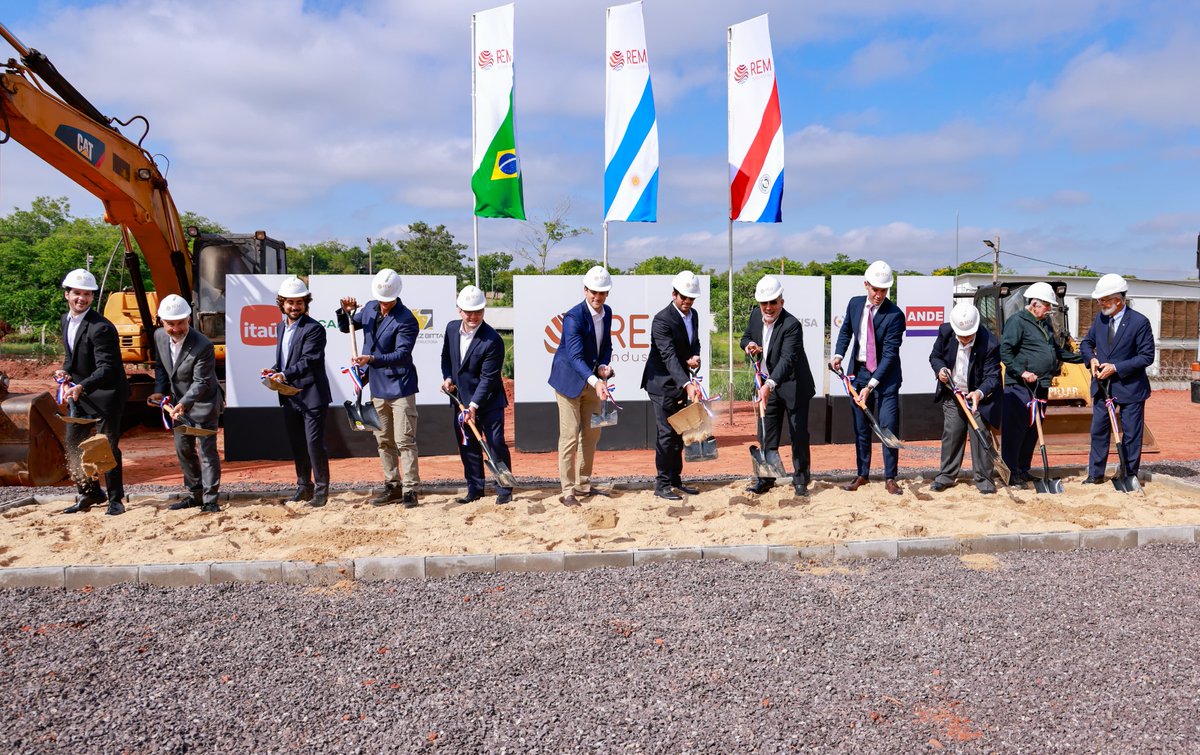 MIC_PY's tweet image. #MIC | Paraguay avanza en su desarrollo industrial con un nuevo proyecto de ferrosilicio
📲 Se impulsa la diversificación del sector metalúrgico y reforzar el crecimiento industrial, de cara a una era del sector.
Leé más en:🔗 goo.su/mAsdmu
#GobiernoDelParaguay