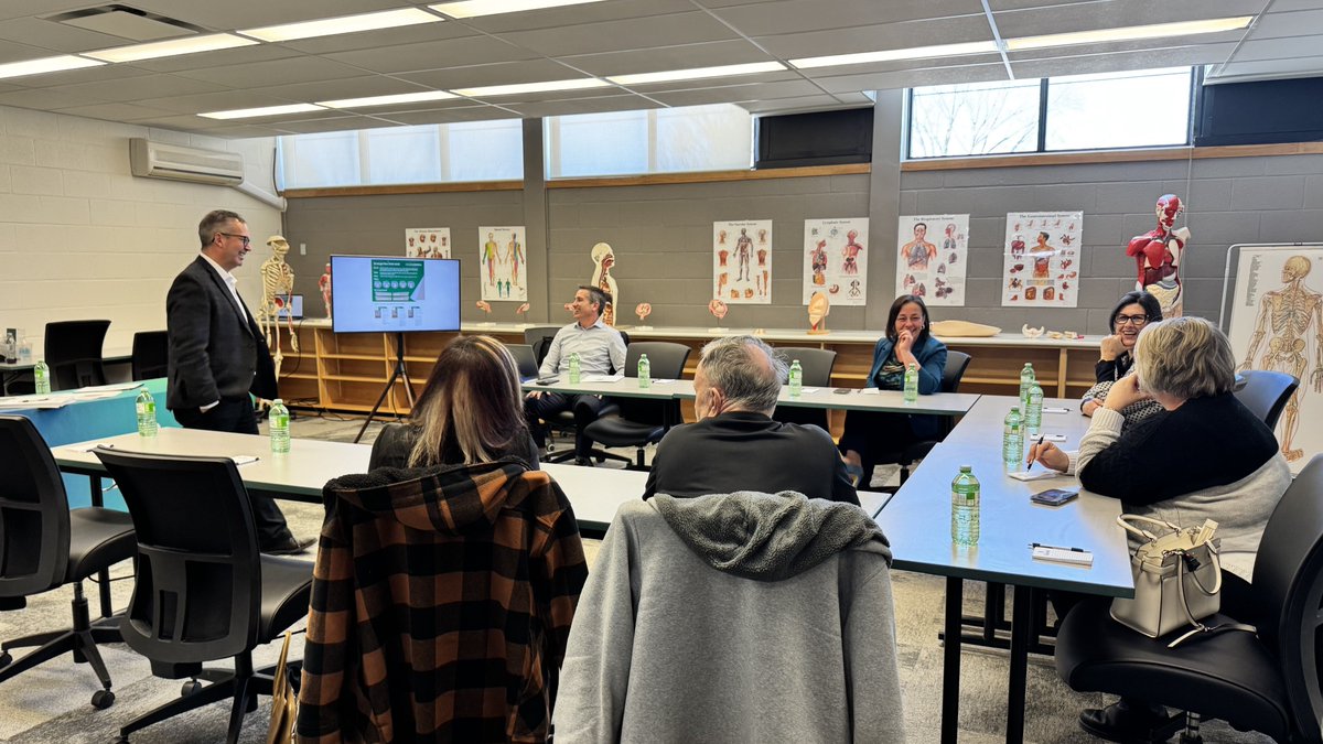 collegeboreal's tweet image. Notre président, Daniel Giroux, est aujourd’hui au campus du #Nipissing pour présenter, à nos partenaires communautaires, le nouveau plan stratégique 2025-2030 de Boréal. Merci pour l’accueil chaleureux.
#PlanStrat2025Boréal2030
#UnChoixQuiChangeTout
#ONfr