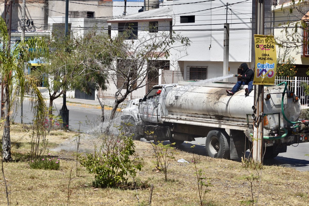 ServMpalSLP's tweet image. El equipo de Parques y Jardines sigue trabajando en el riego de la Avenida Salvador Nava Martínez, asegurando que las áreas verdes se mantengan saludables y en óptimas condiciones para todos

Nuestro compromiso es mantener una ciudad más #Amable y agradable para la comunidad.🩷🤝