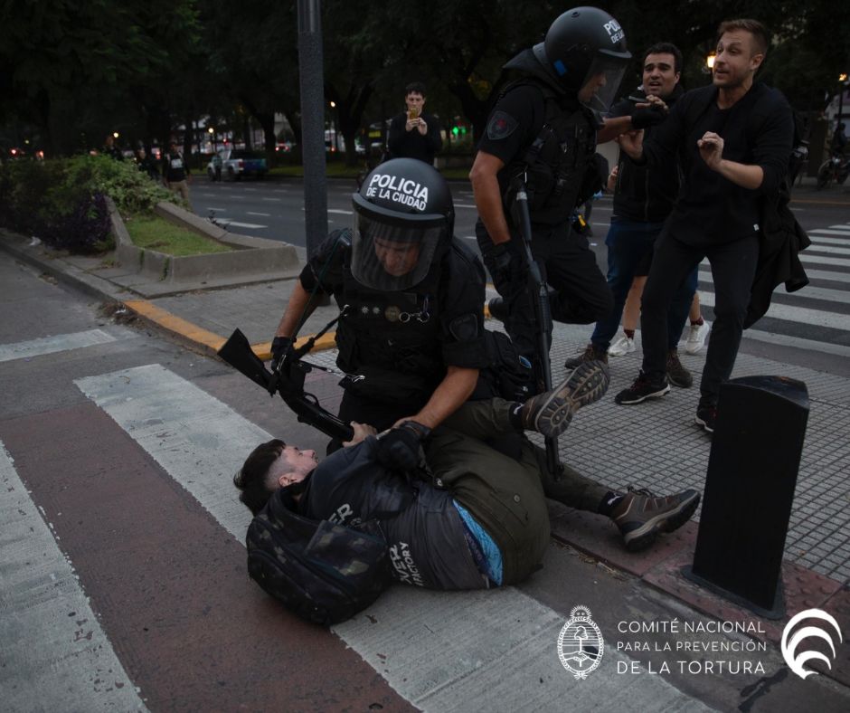 Comité Nacional para la Prevención de la Tortura (@cnptargentina) on Twitter photo El <a href="/CNPTArgentina/">Comité Nacional para la Prevención de la Tortura</a> monitoreó el accionar de las fuerzas de seguridad durante la protesta social realizada ayer en Plaza Congreso. Se relevó un operativo que fue brutalmente represivo con cientos de detenciones arbitrarias.
Señalamos especialmente el uso abusivo de gases El <a href="/CNPTArgentina/">Comité Nacional para la Prevención de la Tortura</a> monitoreó el accionar de las fuerzas de seguridad durante la protesta social realizada ayer en Plaza Congreso. Se relevó un operativo que fue brutalmente represivo con cientos de detenciones arbitrarias.
Señalamos especialmente el uso abusivo de gases