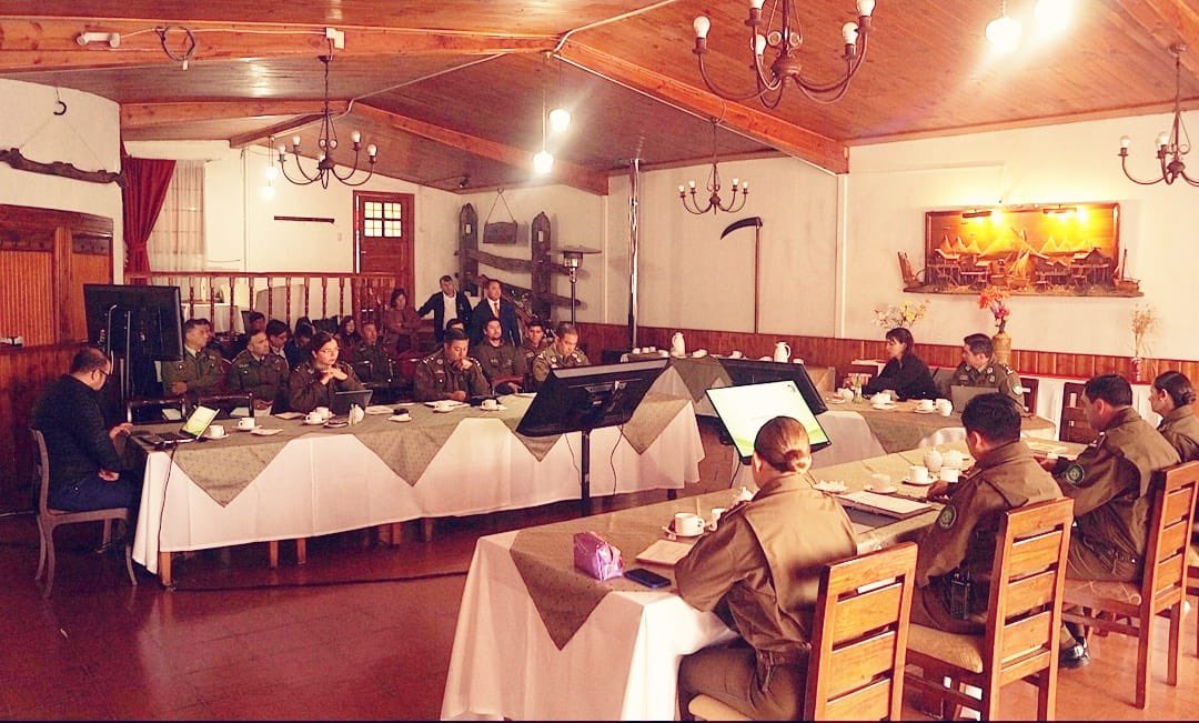 #PuertoMontt: Se desarrolló en la Prefectura de Carabineros Llanquihue la 3ra. Sesión del Sistema Táctico de Operación Policial (STOP) año 2025, con la participación de <a href="/LosLagosSPD/">SPD Los Lagos</a>, <a href="/FiscaliaRegionX/">Fiscalía Regional de Los Lagos</a>  y representantes de los distintos municipios de la Provincia de Llanquihue.