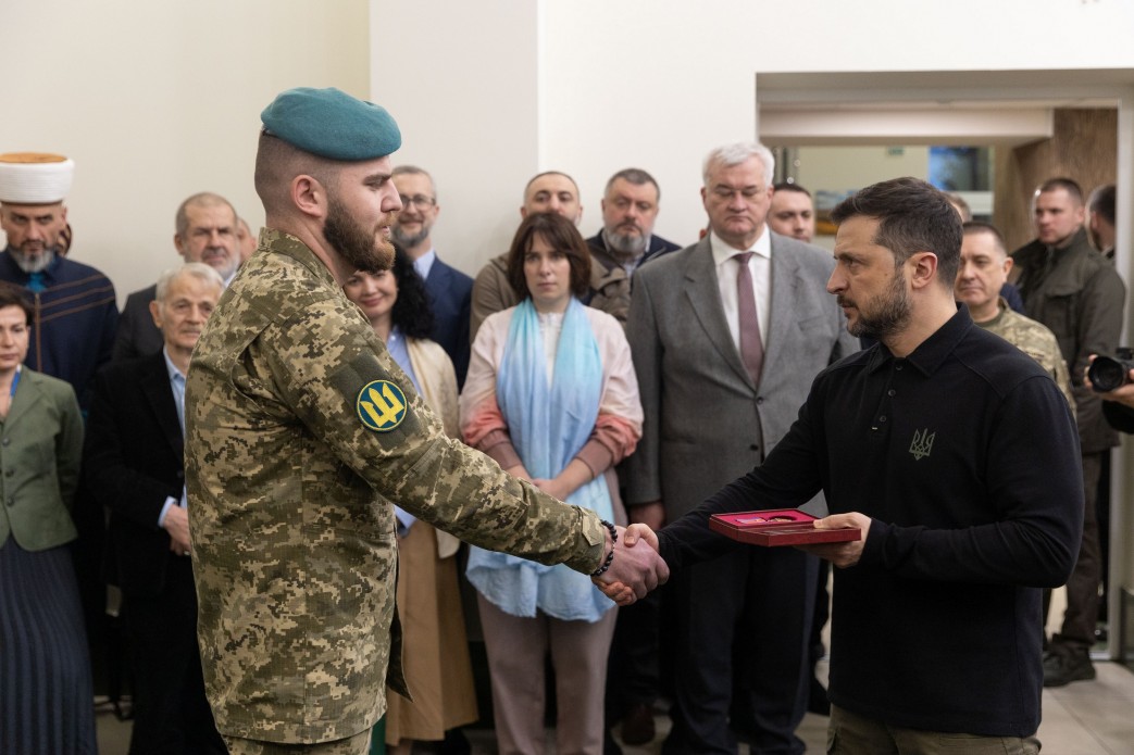 Ukrayna Cumhurbaşkanı Volodimir Zelenskiy, Müslüman Ukraynalı askerler, Kırım Tatar Milli Meclisi liderleri, Müslüman toplum ve din adamlarının temsilcileri, yabancı diplomatik kurum başkanları, Türkiye Ticaret, Tarım ve Ormancılık Bakanları Ömer Bolat ve İbrahim Yumaklı,